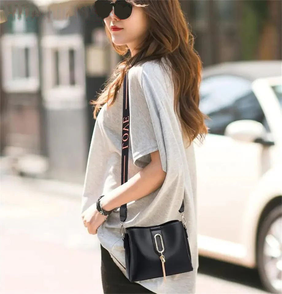Fashionable Best-Selling Women Bags, Versatile With Elegant Design .
