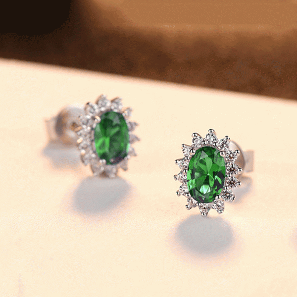 Stunning Silver Plated Crystal Pendant Necklace for Fashionable Women with Green and Silver Tones - Shop N Save