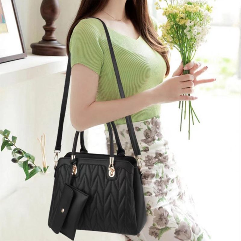 Black Geometric Handbag: Trendy, Stylish, Spacious, Fashionable Chic
