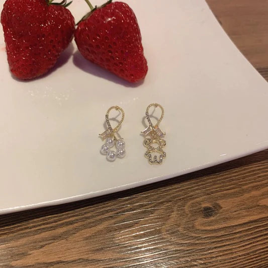 Asymmetric Pearl Flowers Flash Bear Earrings - Golden