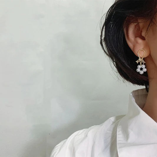 Asymmetric Pearl Flowers Flash Bear Earrings - Golden