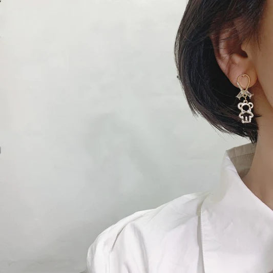 Asymmetric Pearl Flowers Flash Bear Earrings - Golden