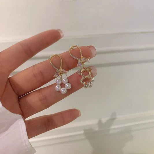 Asymmetric Pearl Flowers Flash Bear Earrings - Golden