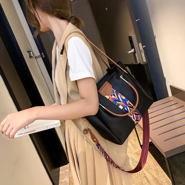 Luxury Black 4-Piece Women\'s Handbag Set Spacious Stylish Adjustable Strap and Double Handles Ideal for Daily Fashion Needs