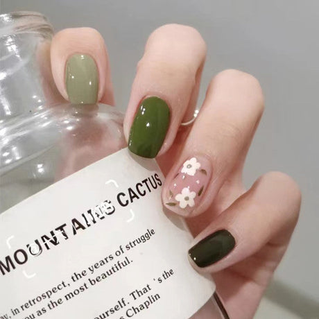 24 Pieces Color Contrast Fake Nail Set With Glue - Green